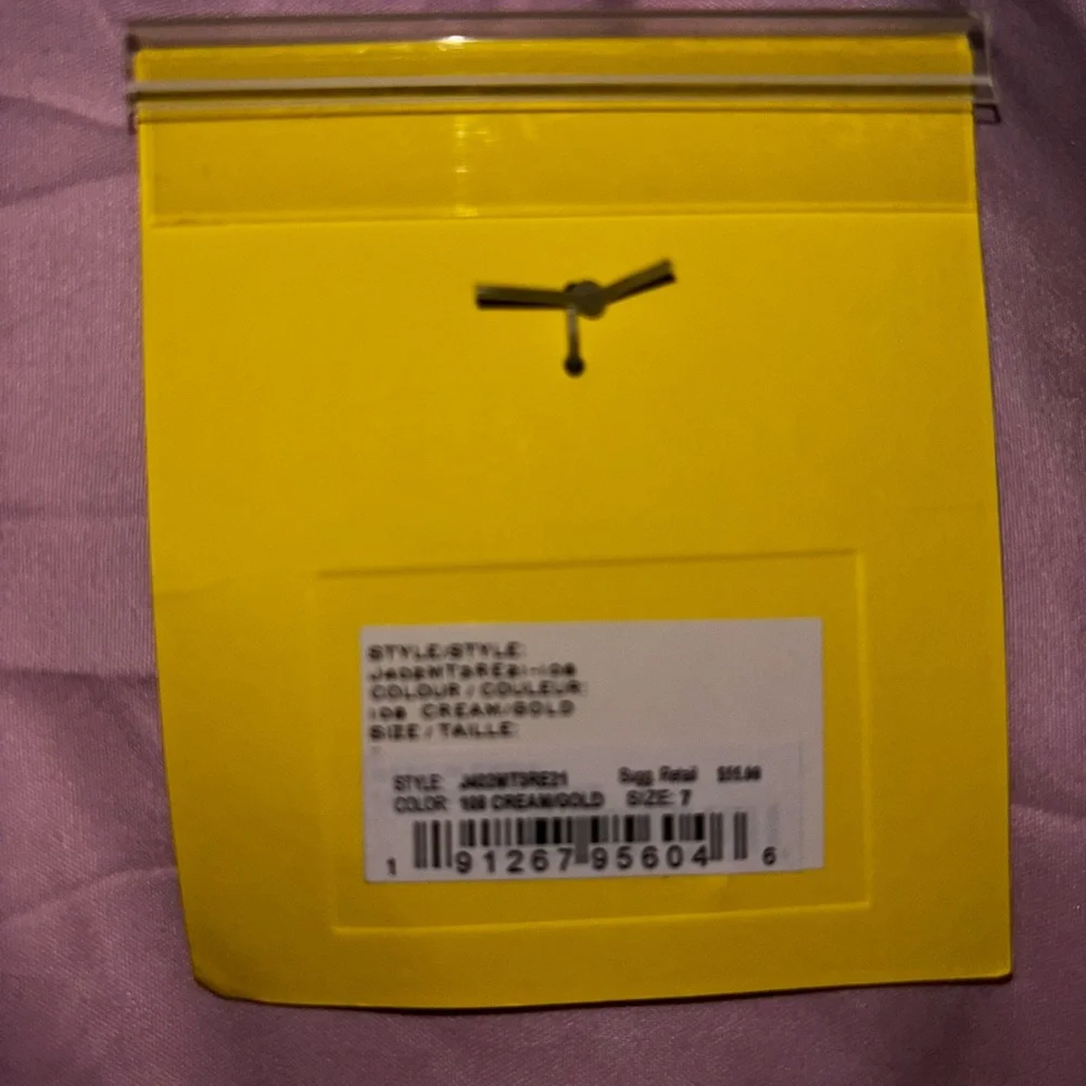 Marc Jacobs Cream and Gold Logo Ring Size 7 - Picture 2 of 4